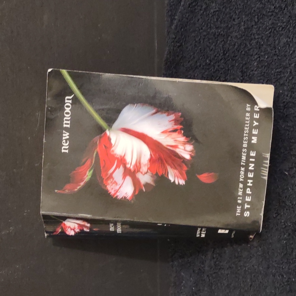 VERY USED NEW MOON PAPERBACK BOOK 2ND BOOK IN TWILIGHT SERIES HAS WEAR